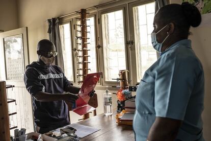 Un beneficiario de los servicios prestados por la óptica de Vilanculos, gestionada por la asociación local de mujeres Amodevi, comprueba cómo ve con sus nuevas gafas graduadas.