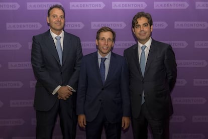 Dentons celebró su décimo aniversario. De izquierda a derecha, Jabier Badiola, socio director de Dentons en España; José Luis Martínez-Almeida, alcalde de Madrid; y Santiago Hurtado, socio de Dentons en España.