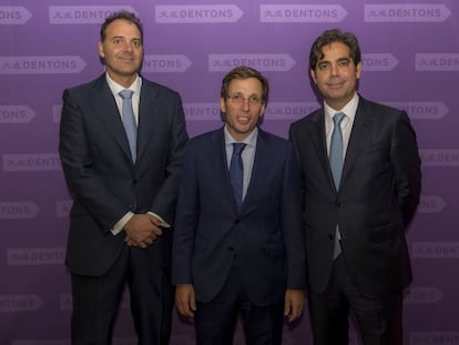 Dentons celebró su décimo aniversario. De izquierda a derecha, Jabier Badiola, socio director de Dentons en España; José Luis Martínez-Almeida, alcalde de Madrid; y Santiago Hurtado, socio de Dentons en España.