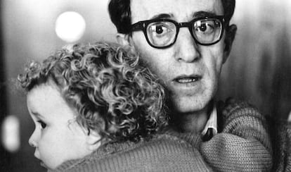 El cineasta Woody Allen sostiene en brazos a Dylan Farrow en 1987, entonces una niña de dos años.