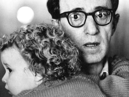 El cineasta Woody Allen sostiene en brazos a Dylan Farrow en 1987, entonces una niña de dos años.