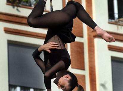 La trapecista Fura participa en los 'Domingos del Picasso'.