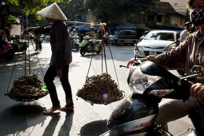 En el barrio antiguo de Hanói hay un ajetreo comercial en el que se mezcla la tradición con la moderna vitalidad del país.