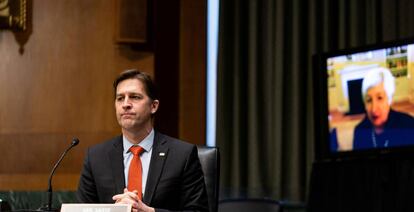 El senador Ben Sasse, en el Senado, junto a la pantalla a través de la que comparecía Janet Yellen, este miércoles.