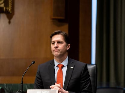 El senador Ben Sasse, en el Senado, junto a la pantalla a través de la que comparecía Janet Yellen, este miércoles.