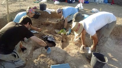 Varios arqueólogos durante la excavación en la necrópolis visigoda en Sena (Huesca).