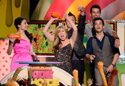 Los actores Miranda Cosgrove, Jennette McCurdy, Noah Munck, Jerry Trainor y Nathan Kress, de la serie 'iCarly', en la gala anual de Nickelodeon, el 2 de abril de 2011 en Los Ángeles (California).
