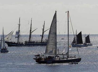 Un grupo de barcos científicos ayer en aguas de Barcelona.