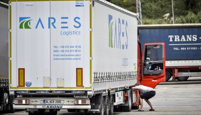 Un camioner revisa els baixos del seu vehicle a la Jonquera.