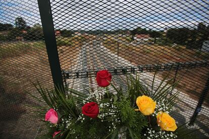 Un ramo de rosas recuerda a as víctimas del accidente, en el lugar donde se produjo la tragedia.