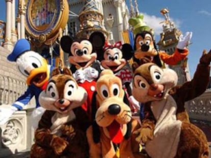 Los más famosos personajes de Disney dan la bienvenida en el parque temático.