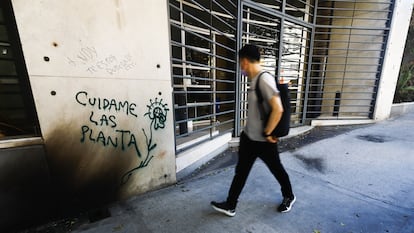 Un hombre camina enfrente de la fachada de la redacción de 'Clarín' tras el ataque.