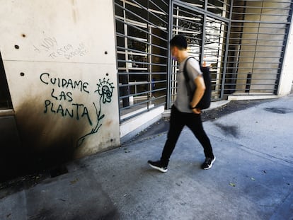 Un hombre camina enfrente de la fachada de la redacción de 'Clarín' tras el ataque.