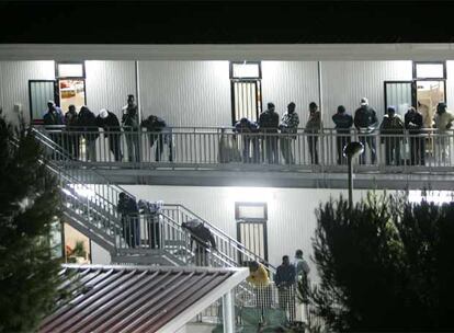 Inmigrantes en el centro de recepción de la isla de Lampedusa, junto a Sicilia.