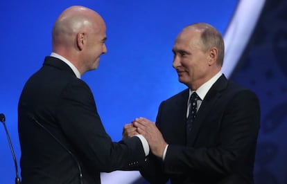 O presidente Vladimir Putin (à dir.) e o presidente da FIFA, Gianni Infantino. 