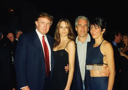 Donald Trump, Melania Knauss (luego se convertira en esposa de Trump), Jeffrey Epstein y Ghislaine Maxwell en Mar-a-Lago, Florida, 12 de febrero de 2000. Epstein y Maxwell fueron condenados por tentar a la prostitucin a menores de edad, tambin se les acus de haber liderado una red de trfico de menores.