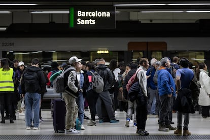 Usuarios de Rodalies en los andenes de la estación de Sants (Barcelona) el primer día de la huelga.