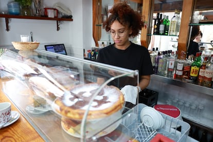 Una camarera trabaja en un bar de Toledo.