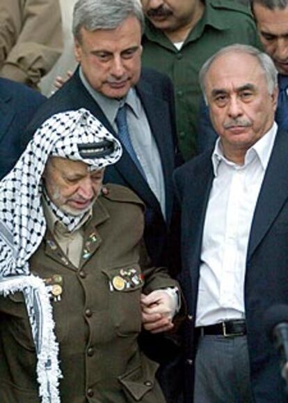 Yasir Arafat (izquierda), ayer, con el neurólogo jordano Achraf al Kurdi.