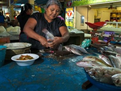 Moradora de Juchitán de Zaragoza (México) manipula peixe em um mercado.