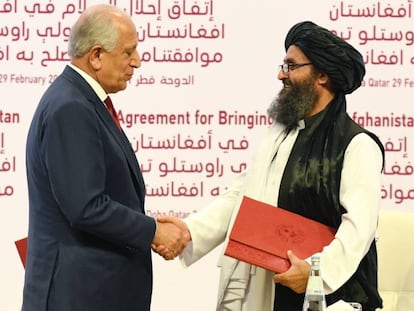 Los jefes de los equipos negociadores de EEUU y los talibanes, Zalmay Khalilzad y Abdul Salam Zaeef, firman el acuerdo de paz el pasado 29 de febrero.