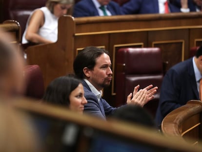 Pablo Iglesias aplaude durante un discurso pronunciado por Irene Montero en el Congreso.