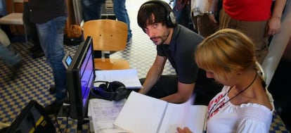 El director Mikel Rueda en el rodaje de 'A escondidas' en Bilbao.