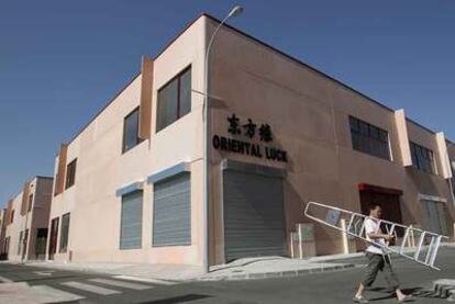 Un local comercial cerrado en Plaza de Oriente, el proyecto empresarial chino que languidece en Fuenlabrada.