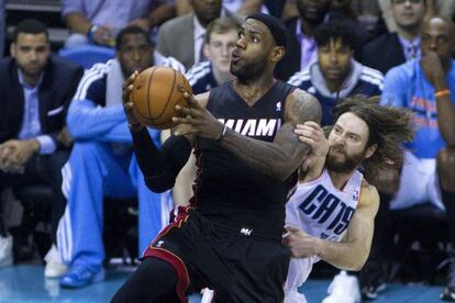 LeBron James encara a canasta ante Josh McRoberts.