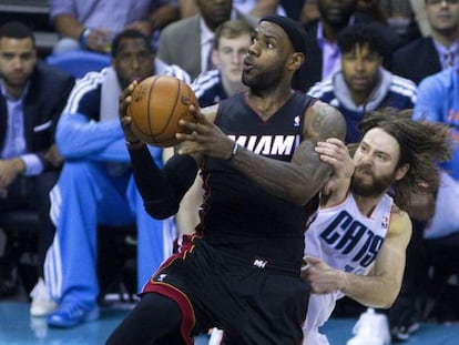 LeBron James encara a canasta ante Josh McRoberts.