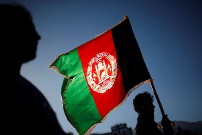 Un partidario del candidato a la presidencia afgana Abdullah Abdullah ondea una bandera durante un acto de campaña en Paghman, Kabul. La segunda ronda de elecciones presidenciales se celebrará el 14 de junio.