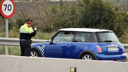Los Mossos d'Esquadra realizan un control a la salida de una autopista en Tarragona, en una imagen de archivo.