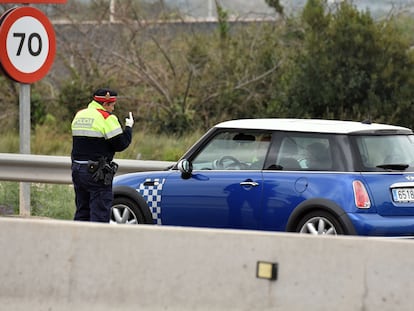 Los Mossos d'Esquadra realizan un control a la salida de la autopista de Comma-ruga en el Vendrell