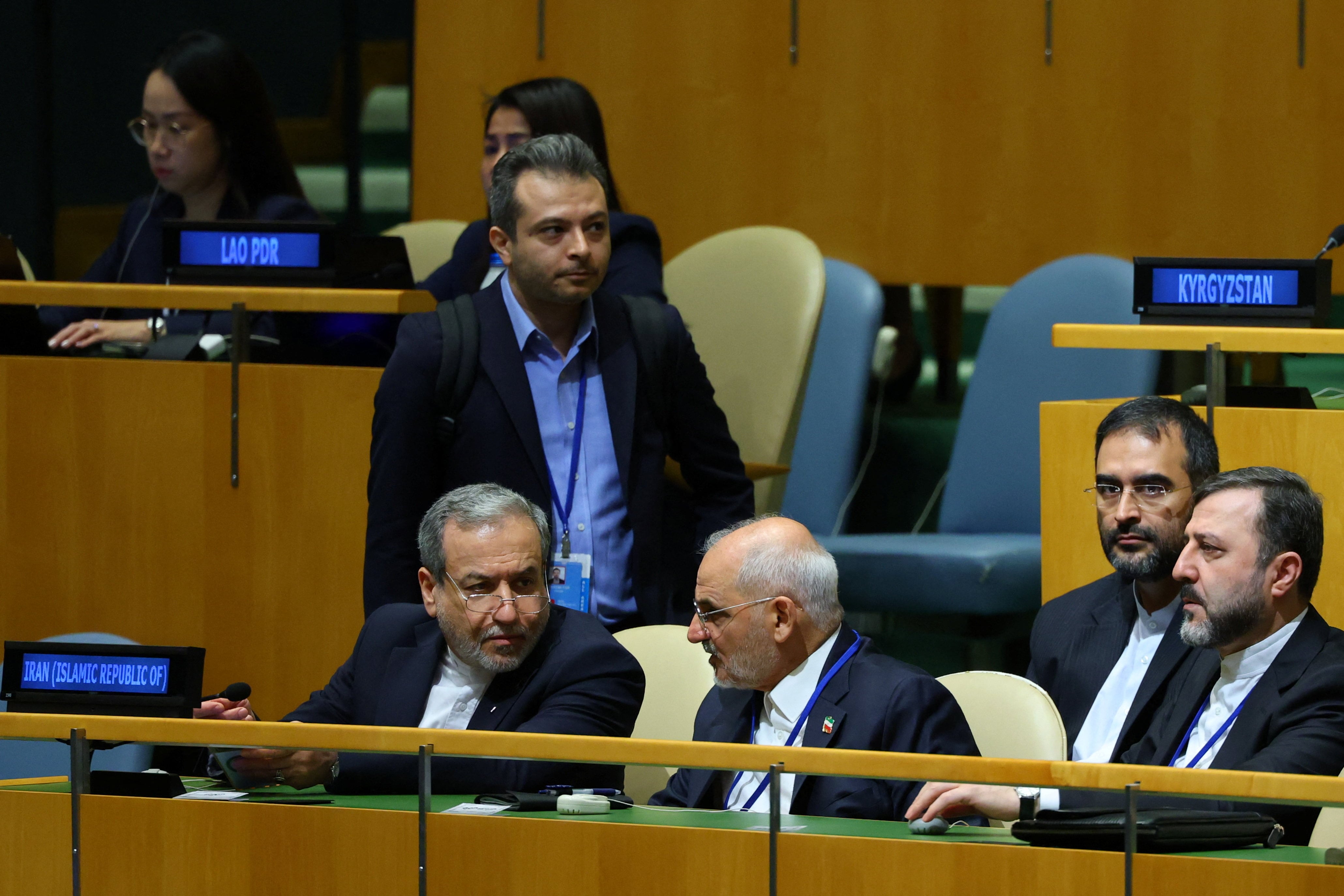 Irán abre la vía diplomática sin descartar seguir adelante con la guerra