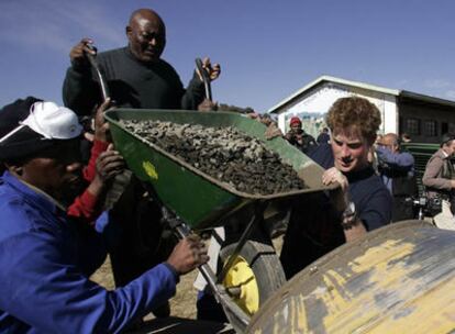 El príncipe Enrique ayuda en la construcción del Thuso Community Centre (Lesoto)