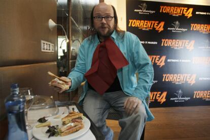 Santiago Segura hace un receso en el maratón promocional de <i>Torrente 4 </i>para comer un sándwich.