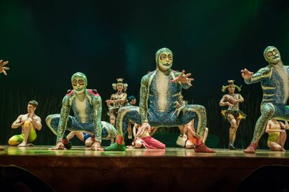 Totem llega a España en noviembre. Escrito y dirigido por el afamado director canadiense Robert Lepage, el espectáculo invita al público a un viaje acrobático a los orígenes de la humanidad hasta hoy.