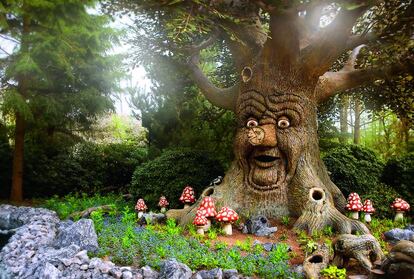 Efteling abrió en Kaatsheuvel, Holanda, en 1952, como el Bosque de los Cuentos, para revivir las historias de hadas más populares. Con el paso de los años ha ido creciendo hasta convertirse en el parque de atracciones más importante de Holanda. Montañas rusas, carruseles o espectáculos de agua divididos en cuatro reinos: el original de cuentos y leyendas, el de las aventuras, el alternativo y el de los viajes. www.efteling.com