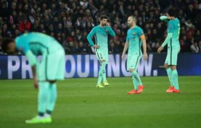Los jugadores del Barça se lamentan en París.