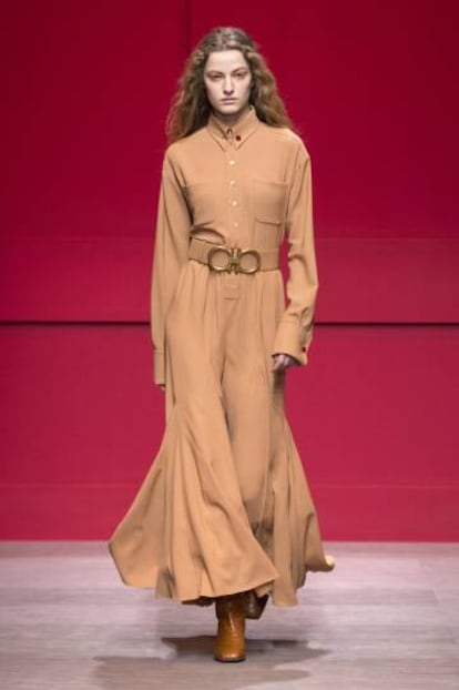 Una de las modelos durante el desfile de Salvatore Ferragamo.