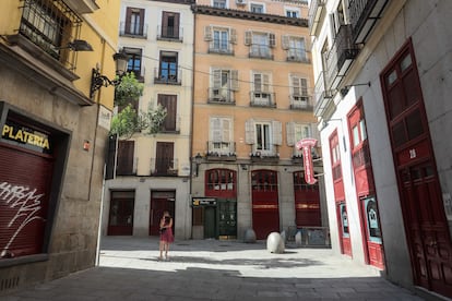 Una mujer este miércoles a las 12:00 en la calle de Postas, entre la Puerta del Sol y la Plaza Mayor de Madrid.