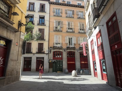 Una mujer este miércoles a las 12:00 en la calle de Postas, entre la Puerta del Sol y la Plaza Mayor de Madrid.