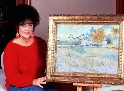Liz Taylor, con el cuadro de Van Gogh.
