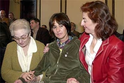 Pilar Ruiz, madre de Joseba Pagazaurtundua; su viuda, Estíbaliz Garmendia, y su hermana Maite, ayer en el homenaje.