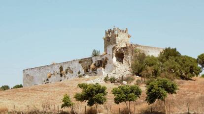 El castillo, tras el derrumbe y antes de la introducción de la chapa.