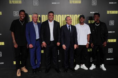 De izquierda a derecha: Éder Militão, Carlo Ancelotti, Ronaldo Nazario, Florentino Pérez, Rodrygo Goes y Vinícius en el preestreno mundial del documental 'The Phenomenon', en los cines Callao de Madrid este viernes.