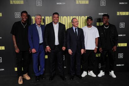 De izquierda a derecha: Éder Militão, Carlo Ancelotti, Ronaldo Nazario, Florentino Pérez, Rodrygo Goes y Vinícius en el preestreno mundial del documental 'The Phenomenon', en los cines Callao de Madrid este viernes.
