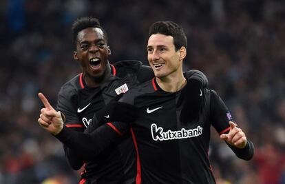 Aduriz celebra su gol junto a Williams.