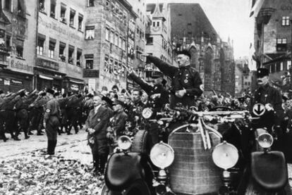 Adolf Hitler desfila en 1927 por la ciudad de Núremberg, en Baviera, durante la conferencia del partido Nacional Socialista de Alemania.