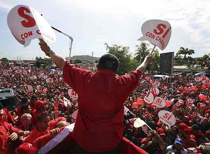 Chávez agita banderolas durante un acto celebrado ayer a favor de sus reformas.